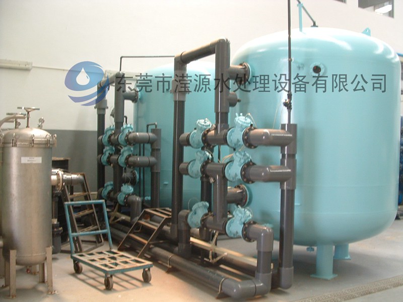  width=580 height=460 /><br /></div><div>應(yīng)用范圍：系列全自動軟水器：可廣泛應(yīng)用于蒸汽鍋爐、熱水鍋爐、交換器、蒸發(fā)冷凝器、空調(diào)、直燃機(jī)等系統(tǒng)的補(bǔ)給水的軟化。還可用于賓館、飯店、寫字樓、公寓、家居等生活用水的處理及食品、飲料、釀酒、工業(yè)鍋爐、熱交換器、空調(diào)、洗衣、印染、化工、醫(yī)藥、沐浴設(shè)備及食品、制藥、電子等行業(yè)的軟化水處理</div><div><br /></div><div>全自動軟化水是將軟化器運(yùn)行及再生的每一個步驟實(shí)現(xiàn)軟水自動控制，并采用時間、流量或其它感應(yīng)器等方式來啟動再生。全自動軟水器裝置的基本構(gòu)成為：FLECK或Autotrol多路控制閥、樹脂罐（含001＊7樹脂）、鹽箱及管路系統(tǒng)。軟水機(jī)除去水中過多的鈣鎂離子，通過離子交換的方式，達(dá)到除垢的目的。</div></div>
						<div   id=